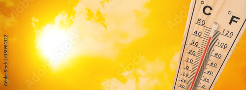 Photographie thermometer shows the temperature is hot