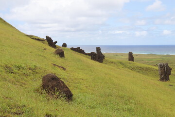 Poster - Moaïs du volcan Rano Raraku à l'île de Pâques	