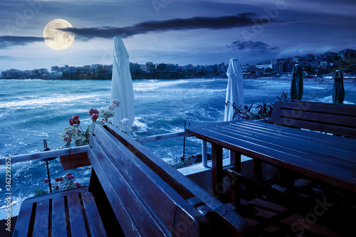 Fotografía terrace of a restaurant on the sea at night