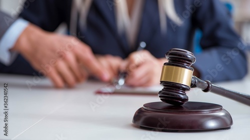 Cuadros en Lienzo Judge and his gavel in law concept