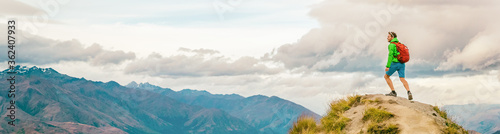 Fotografía Hiking man wanderlust adventure and travel concept explorer with hiker looking at view