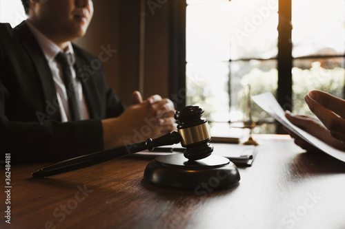 Fotografía Stress at the office of the judge with the client giving an explanation about the offense