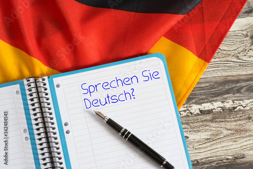 Fotografiet Flagge von Deutschland und Frage Sprechen Sie Deutsch