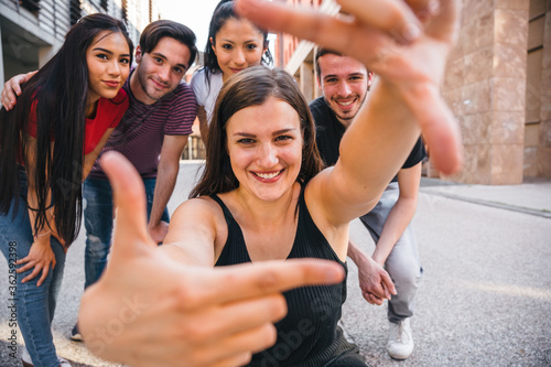 Cuadros en Lienzo Group of best friends taking a photo with hands in the city - Millennial having