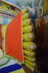 Canvas Print - Vertical shot of the feet of a statue of a Hindu God