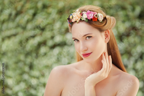 Fotomural Young attractive woman with a floral wreath on her head