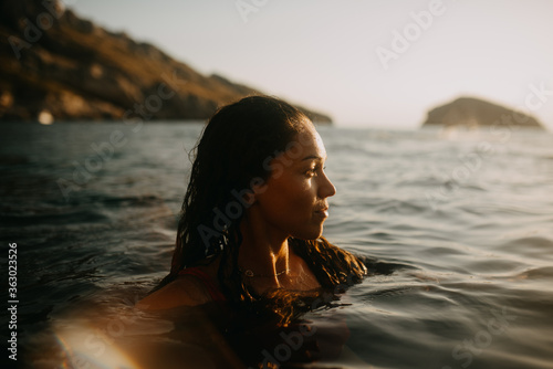 Fotografía Girl watching the sunset in the sea