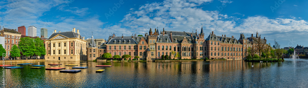 Obraz na płótnie Panorama of the Binnenhof House of Parliament and Mauritshuis museum and the Hofvijver lake. The Hague, Netherlands w salonie