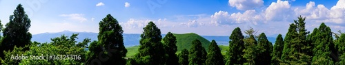 Fotomural 米塚火山風景 パノラマ写真
阿蘇山への道に米塚火山の名残
初夏・新緑の晴天の美しい風景
高さ80メートルの小さな山ですが、れっきとした火山です
頂上の窪みは噴火の名残です。
Yonezuka volcano landscape panoramic photo
The remains of Yonezuka volcano on the way to Mt