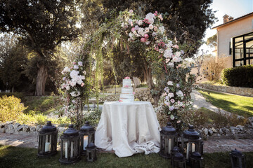 Setup for the wedding cake cutting in the garden