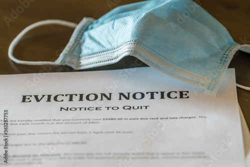 Fotografía Defaulting renter with facemask receives letter giving notice of eviction from h