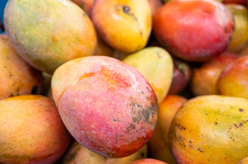 Canvas Print - mango fruits in a basket at traditional marketplace