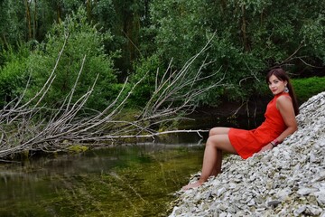 Regard d'une femme devant un point d'eau