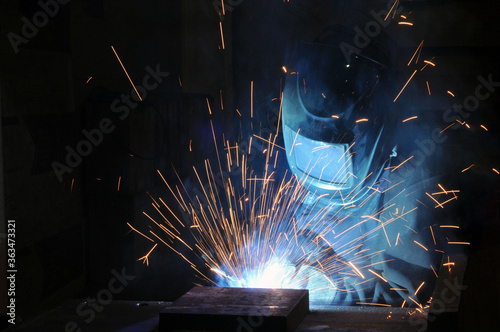 Cuadros en Lienzo The welder at the factory is engaged in the production of metal structures