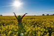 © zerahnfotografie - Glückliche Frau im Rapsfeld bei Neuruppin