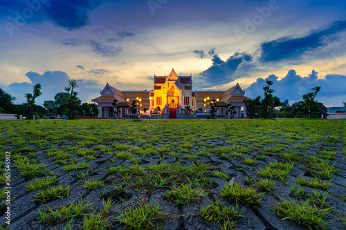 Fotomural PHITSANULOK, THAILAND - July 7,2020:Court of Thai King Naresuan statue monument after demolishing the structure that obscured the front move it to the back for dignified and beautiful