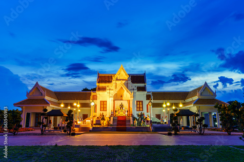 Cuadros en Lienzo PHITSANULOK, THAILAND - July 7,2020:Court of Thai King Naresuan statue monument after demolishing the structure that obscured the front move it to the back for dignified and beautiful