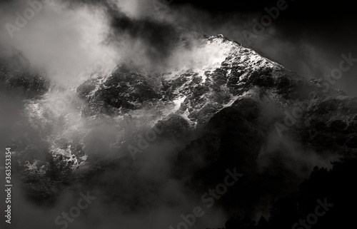 Fotomural Dark stormy clouds on a mountainside in the Himalayan mountains