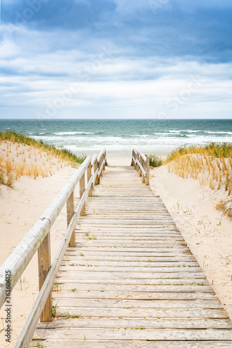Fototapeta zejście do morza  drewniany-chodnik-na-wydmie-na-sylt-wejscie-na-plaze-polnocne-niemcy