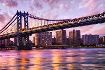 Fototapete - Beautiful Manhattan Bridge from Brooklyn to New York City seen at sunset