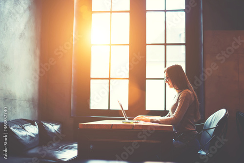 Cuadros en Lienzo Skilled female developer working in cafe indoor coding program for outsourcing t