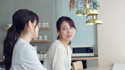 Poster - カフェスペースで会話する女性