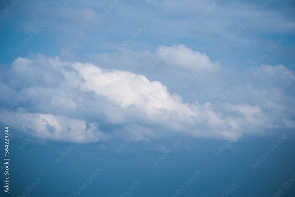 夏の晴れた日の綺麗な青空と白い雲 Fototapety