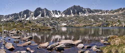 Dekoracja na wymiar  panoramiczne-jezioro-i-skaly-z-osniezonymi-gorami-w-andorskich-pirenejach
