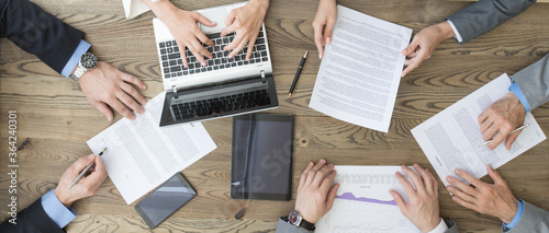 Fotomural Business team discuss contract terms