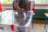 Fototapeta  - głosowanie w lokalu wyborczym, Wybory Prezydenckie 2020 w Polsce