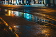 雨の日の街の道路に反射した街のライト