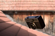 Fliegende Kamera über einen Hausdach