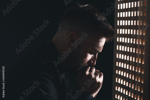Cuadros en Lienzo Young priest in confession booth