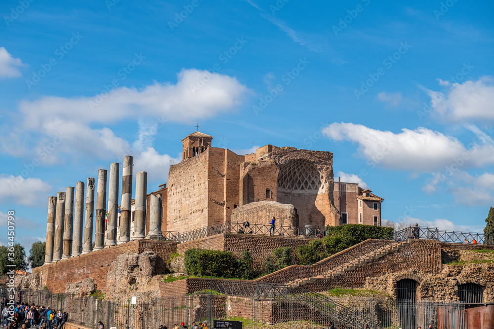 Obraz na płótnie Zabytkowe budynki i piękna kolumnada na wzgórzu, Rzym w salonie