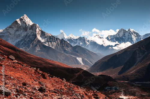 Fotografía View of Ama Dablam peak in Himalaya mountains at sunset