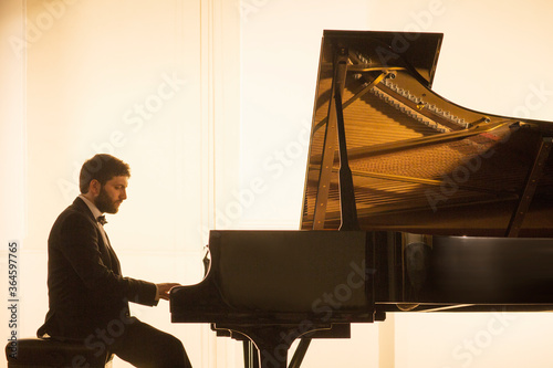 Fotomural Silhouette of pianist performing