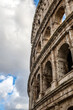 Ciężkie kłębiaste chmury nad Coloseum