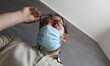 Un bell'uomo con la mascherina protettiva - difendiamoci dai virus