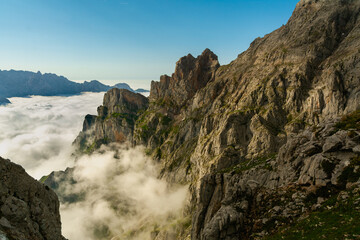 Wall Mural - Luces de atardecer en las montañas de los Picos de Europa con un mar de nubes y el cielo azul