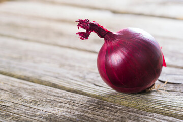 Canvas Print - spanish onion on old rustic wood table background