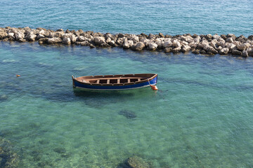 mare verde con barca