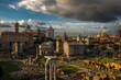 Ogromna ciężka chmura nad forum Romanum w Rzymie