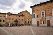Urbino, Marche, Italia. Vista Su Piazza Duca Federico, Una Delle Piazze Del Centro Storico Di Urbino E Sullo Sfondo La Chiesa Di San Domenico.
