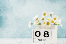 White Cube Calendar For August Decorated With Daisy Flowers