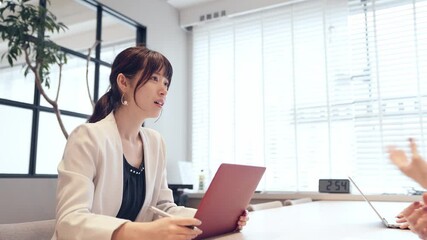 Poster - 会話するビジネスウーマン 