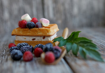 cheesecake with berries