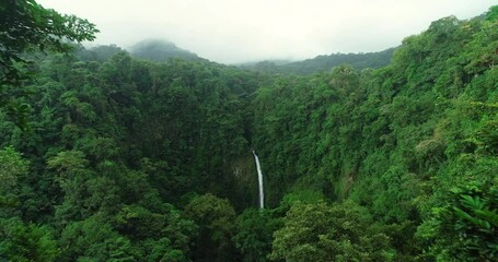 Wall Mural - la fortuna waterfall in the rainforest near arenal volcano in costa rica, central america. beautiful