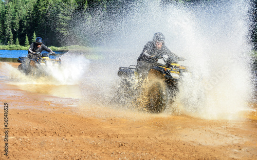 Obrazy Wyścigi Motocyklowe  dwoch-mezczyzn-jazdy-quadem-motocross-atv-przez-rozpryskiwania-wody-jeziora-rzeki-z-duza-predkoscia-foy