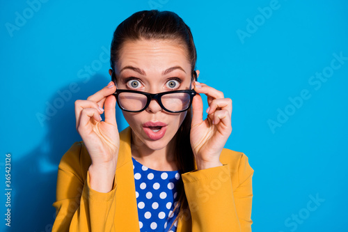 Fotografía Close up photo of astonished agent representative ceo lady touch specs impressed