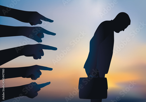 Fotografía Concept du licenciement arbitraire et de la discrimination avec un homme pointée du doigt et accusé avant d’être renvoyé de son travail
